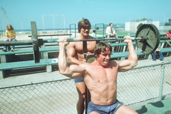 1977-- Arnold Schwarzenegger training for a culturisme championship.  A five-time Mr Universe and a seven-time Mr Olympia winner.