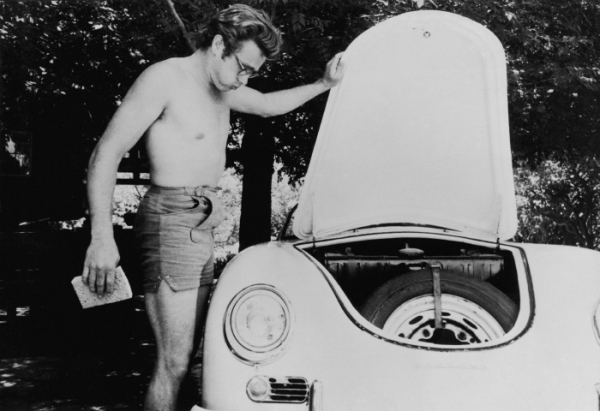 Джеймс Дин в счастливые дни стиральная своего первого Porsche - кабриолет Speedster.