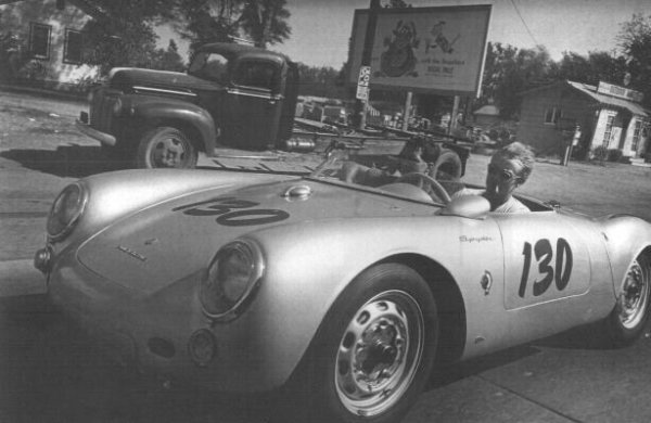 Джеймс Дин и его механик и друг, Рольф, в Porsche незадолго до трагической смерти Джимми.