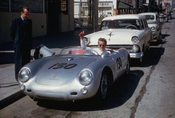 Сентября 1955 года, Голливуд, Лос-Анджелес, Калифорния, США --- актер Джеймс Дин дает большие пальцы вверх знак с его Porsche 550 Spyder,, в то время как припаркованные на Вайн-стрит в Голливуде. Дина, которые заняли гоночные за год до этого, принадлежащий автомобиль только девять дней, когда он погиб в результате несчастного случая шоссе во время вождения Porsche в гонке Salinas.