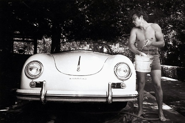 Джеймс Дин, наслаждаясь пены и солнце мыл кабриолет Porsche Speedster.