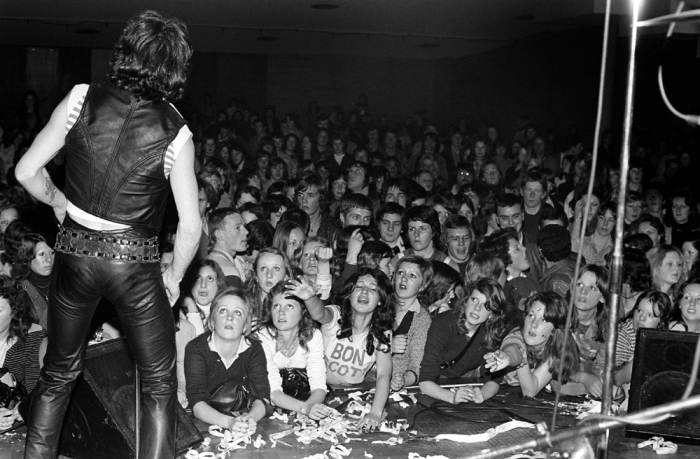 Tus fotos favoritas de los dioses del rock, o algo - Página 11 Bob-scott-ac-dc-female-fans-groupies-concert